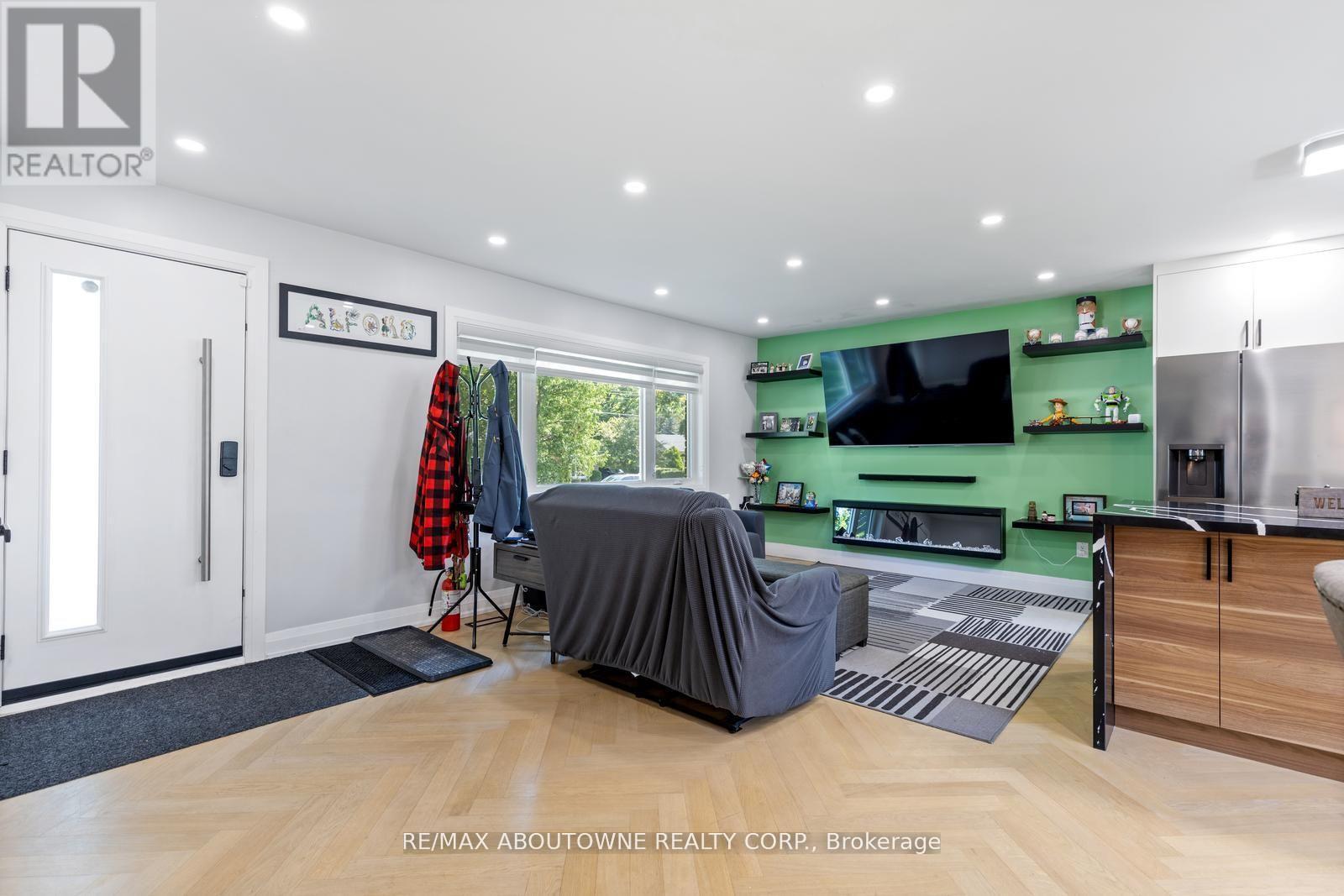 












1302 DUNBAR ROAD

,
Burlington (Mountainside),




Ontario
L7P2J9

