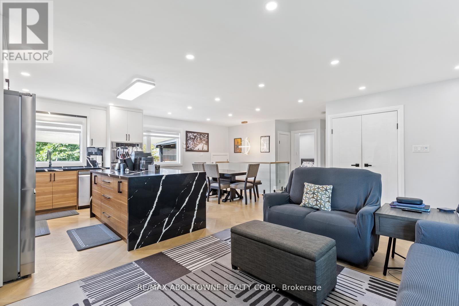 












1302 DUNBAR ROAD

,
Burlington (Mountainside),




Ontario
L7P2J9

