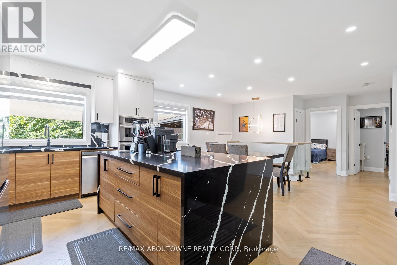 












1302 DUNBAR ROAD

,
Burlington (Mountainside),




Ontario
L7P2J9

