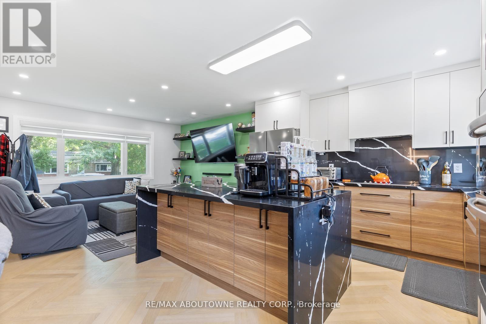












1302 DUNBAR ROAD

,
Burlington (Mountainside),




Ontario
L7P2J9

