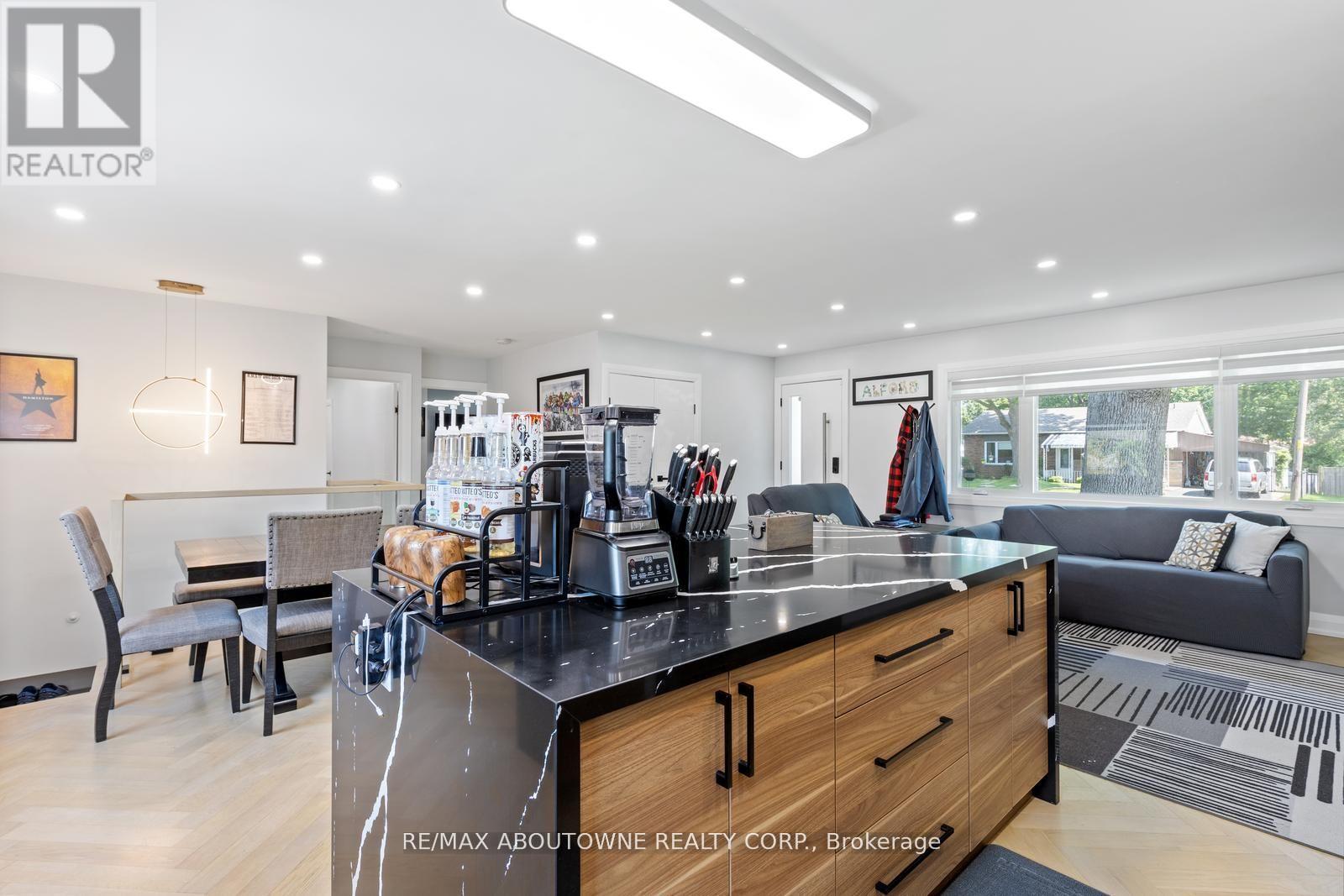 












1302 DUNBAR ROAD

,
Burlington (Mountainside),




Ontario
L7P2J9

