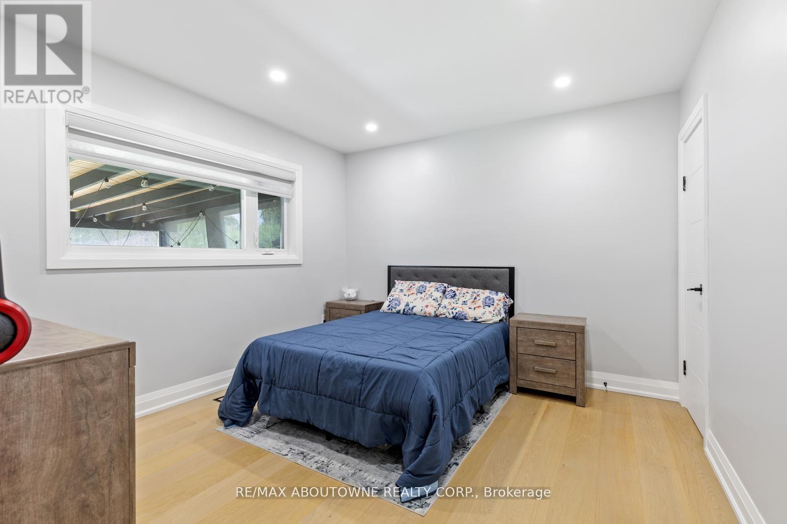 












1302 DUNBAR ROAD

,
Burlington (Mountainside),




Ontario
L7P2J9

