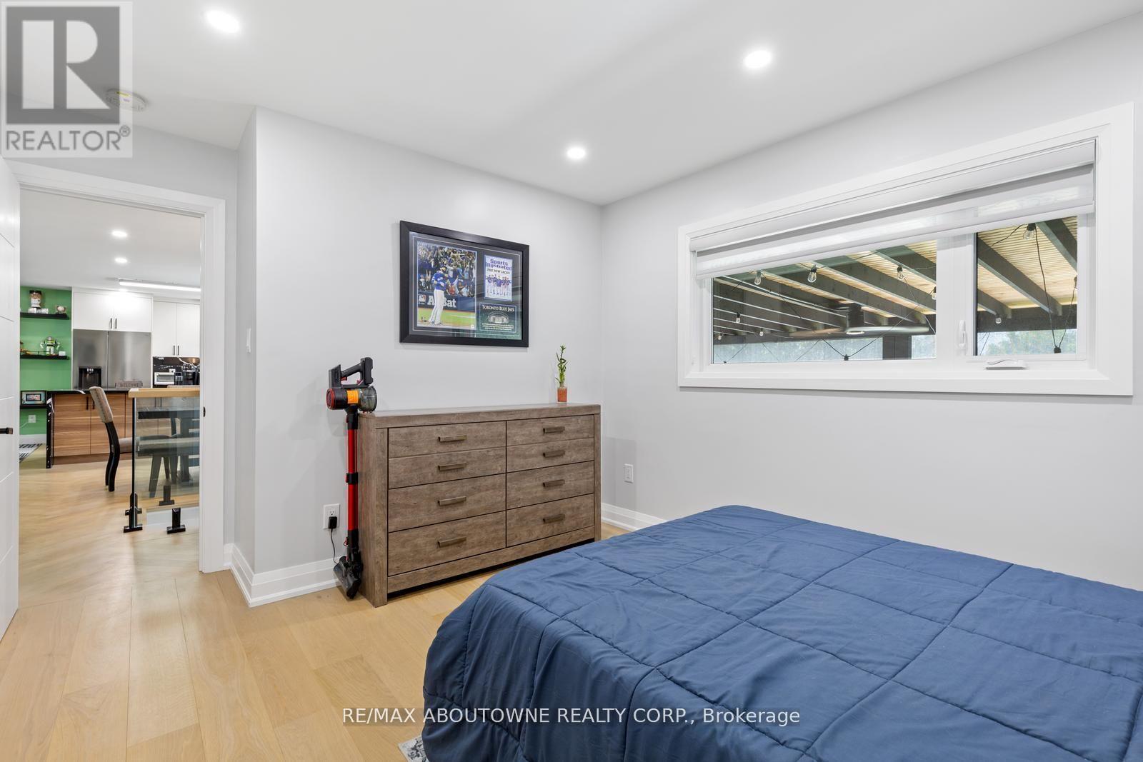 












1302 DUNBAR ROAD

,
Burlington (Mountainside),




Ontario
L7P2J9

