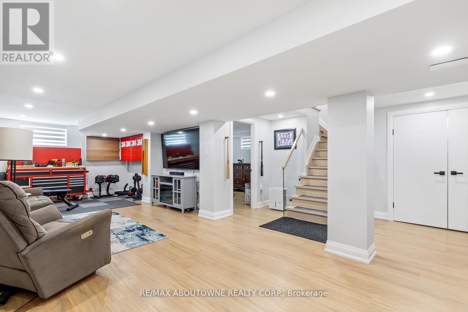 












1302 DUNBAR ROAD

,
Burlington (Mountainside),




Ontario
L7P2J9

