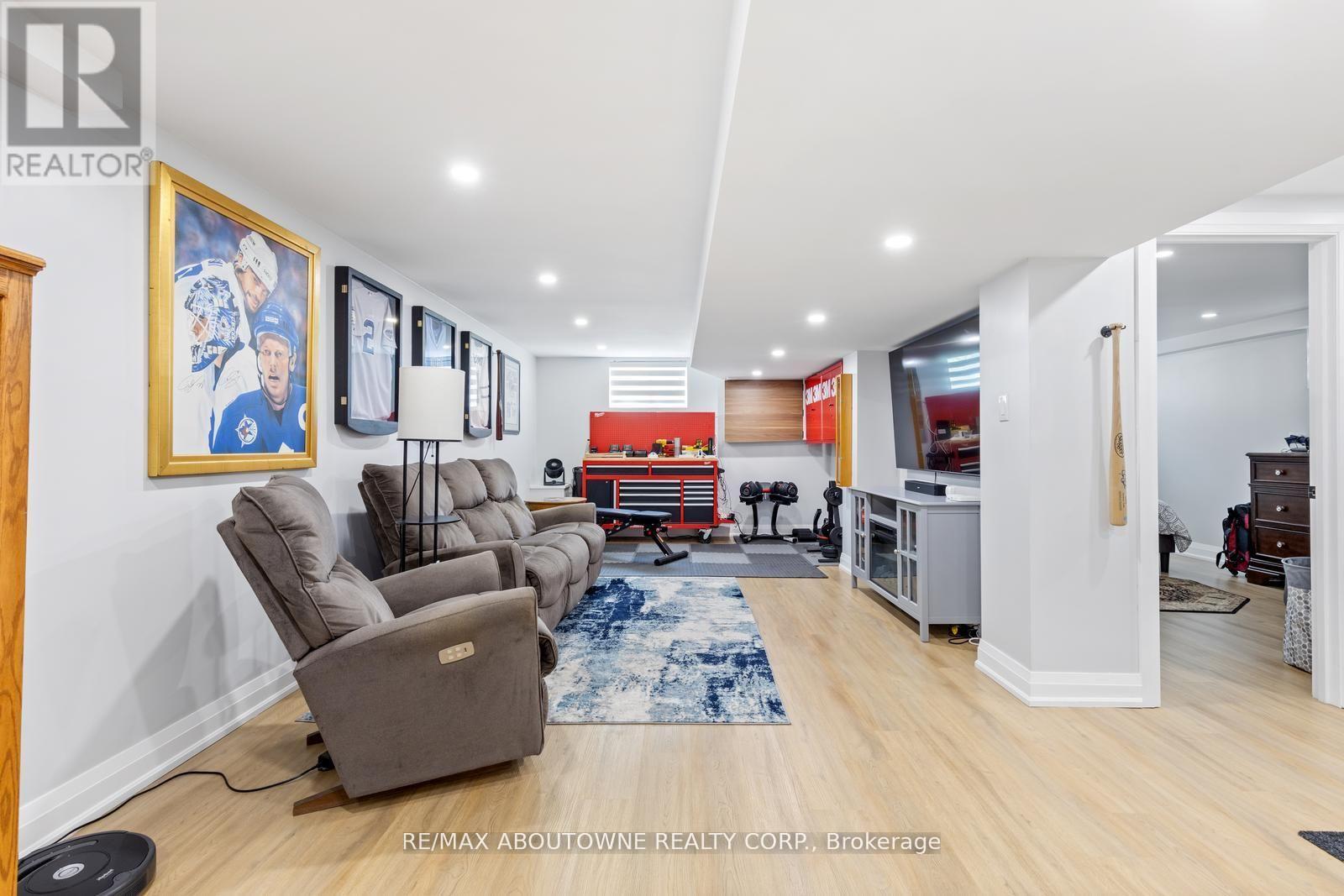 












1302 DUNBAR ROAD

,
Burlington (Mountainside),




Ontario
L7P2J9

