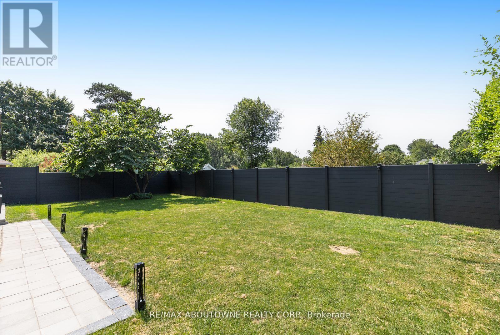 












1302 DUNBAR ROAD

,
Burlington (Mountainside),




Ontario
L7P2J9

