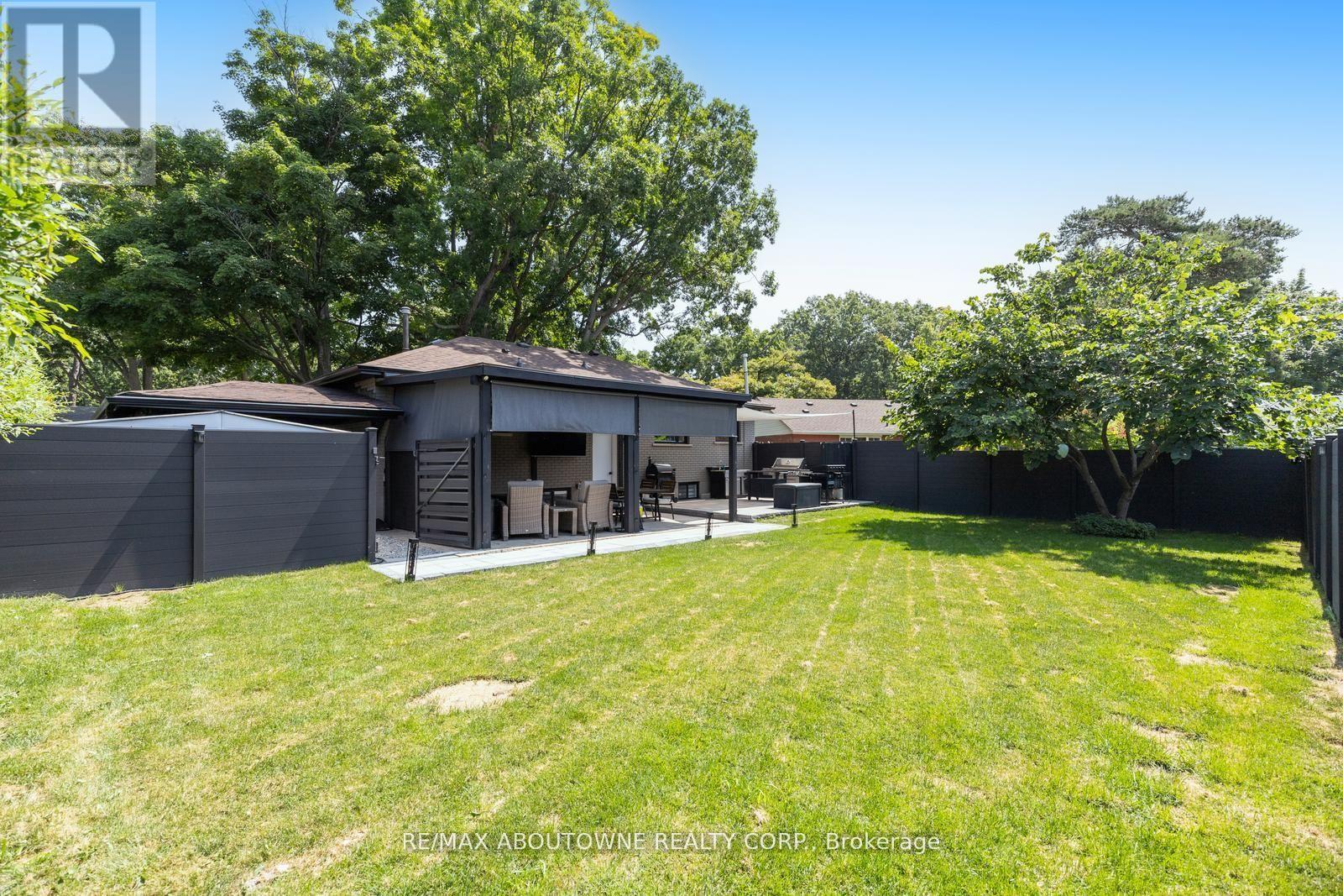 












1302 DUNBAR ROAD

,
Burlington (Mountainside),




Ontario
L7P2J9

