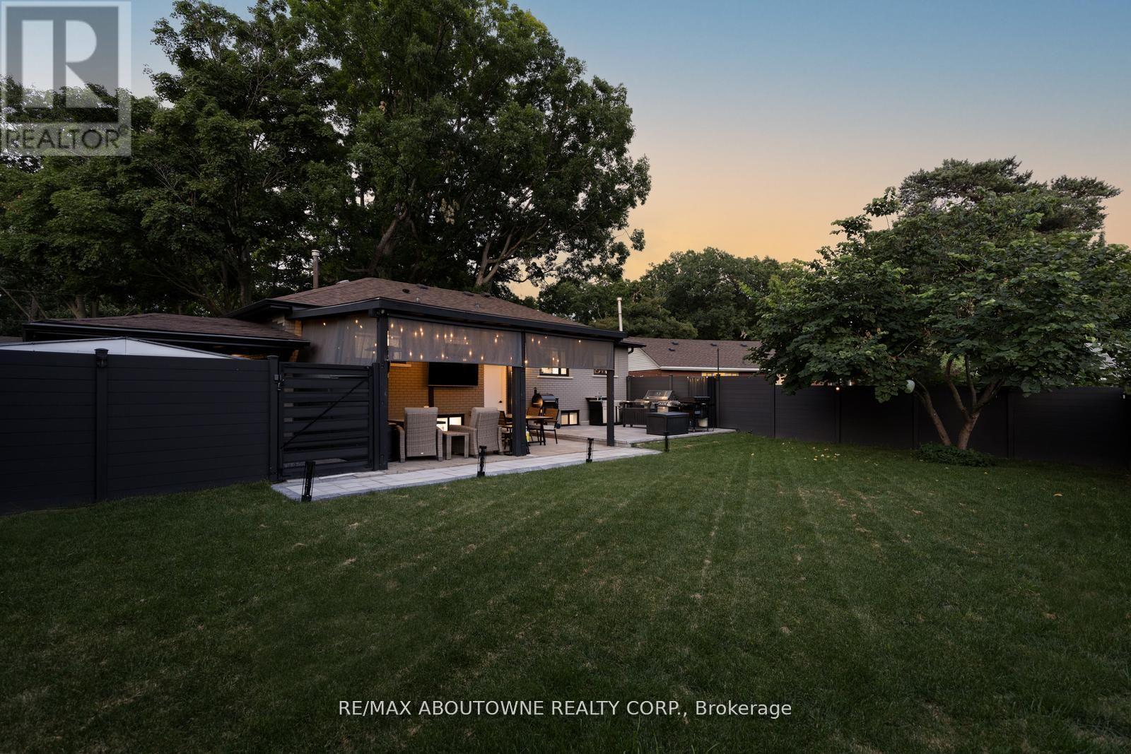 












1302 DUNBAR ROAD

,
Burlington (Mountainside),




Ontario
L7P2J9

