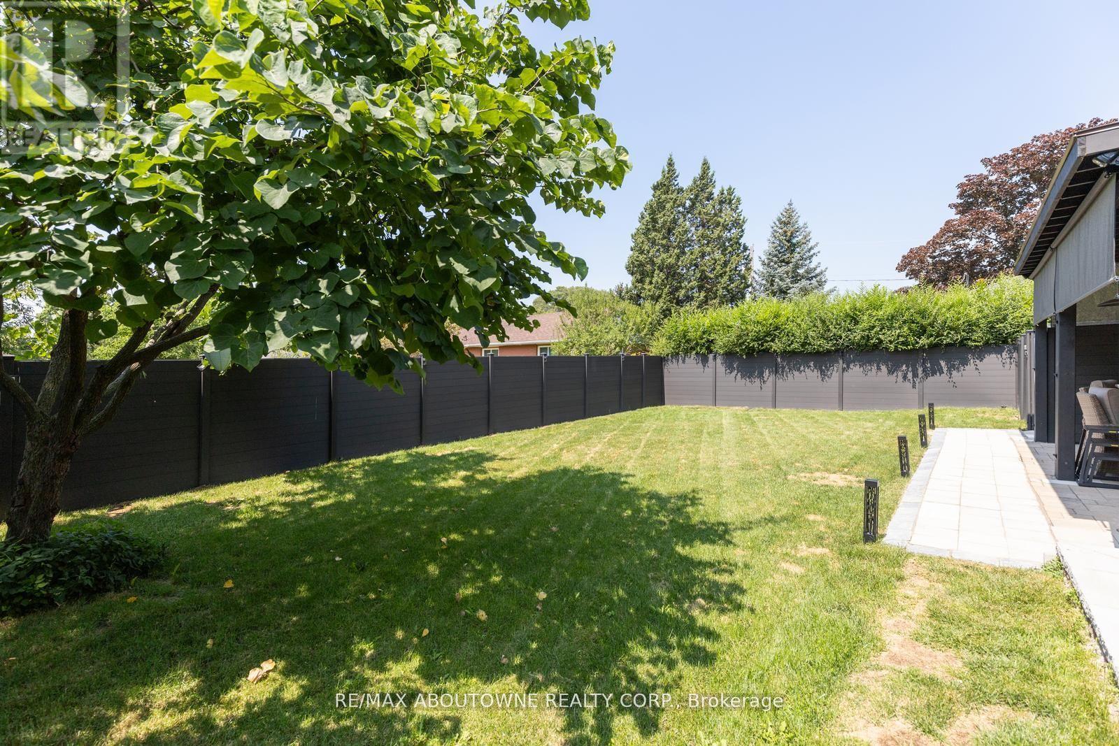 












1302 DUNBAR ROAD

,
Burlington (Mountainside),




Ontario
L7P2J9

