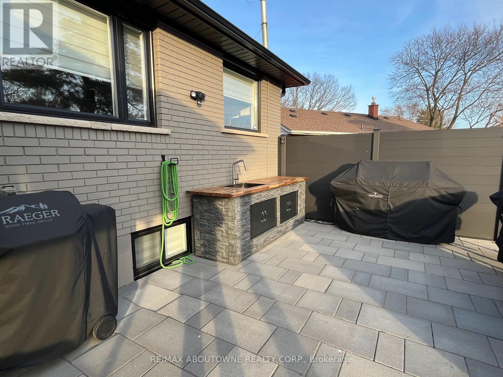 












1302 DUNBAR ROAD

,
Burlington (Mountainside),




Ontario
L7P2J9

