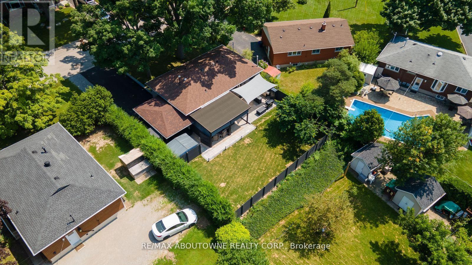 












1302 DUNBAR ROAD

,
Burlington (Mountainside),




Ontario
L7P2J9

