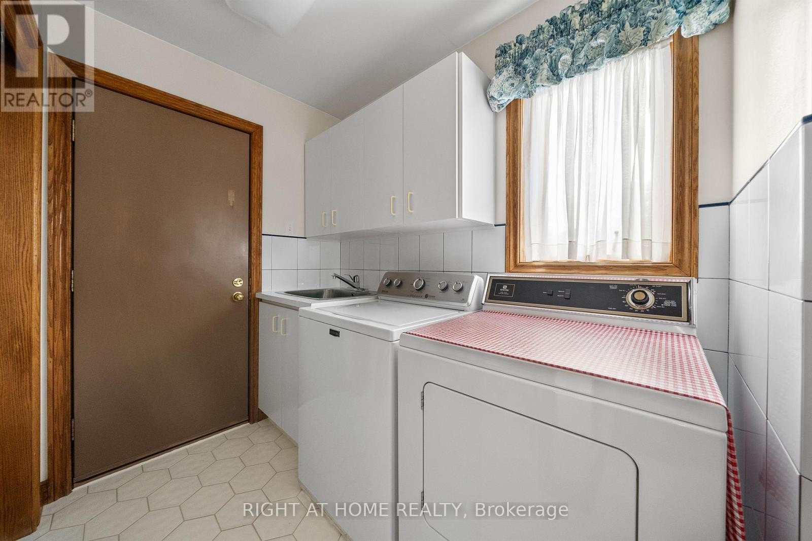 












9132 NINTH LINE

,
Halton Hills (Rural Halton Hills),




Ontario
L0P1K0

