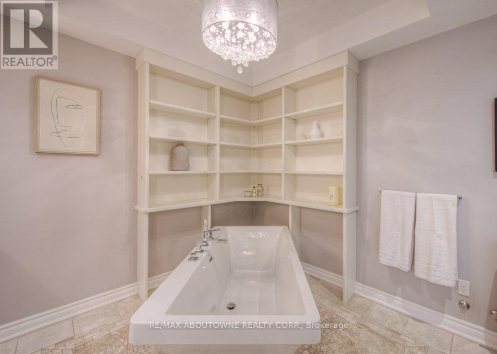 












PH2 - 2180 MARINE DRIVE

,
Oakville (BR Bronte),




Ontario
L6L5V2

