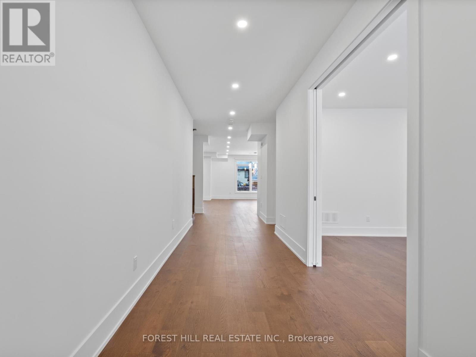 












1077 FOURTH STREET

,
Mississauga (Lakeview),




Ontario
L5E1K4


