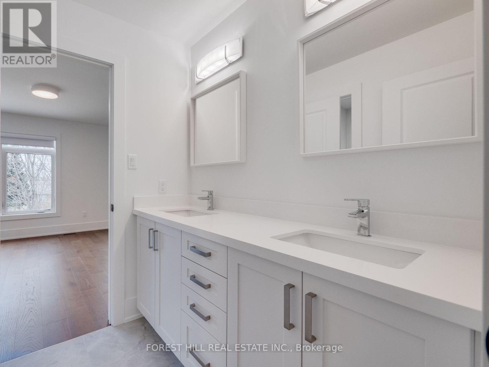 












1077 FOURTH STREET

,
Mississauga (Lakeview),




Ontario
L5E1K4

