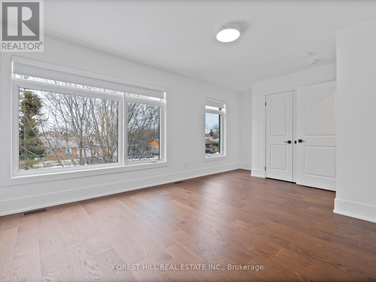 












1077 FOURTH STREET

,
Mississauga (Lakeview),




Ontario
L5E1K4

