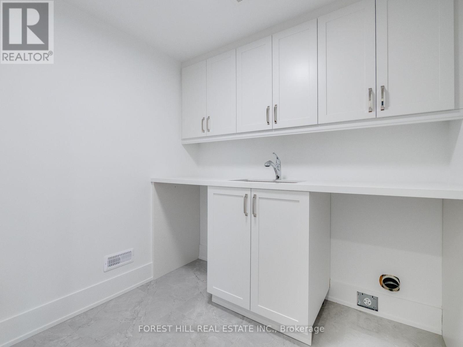 












1077 FOURTH STREET

,
Mississauga (Lakeview),




Ontario
L5E1K4


