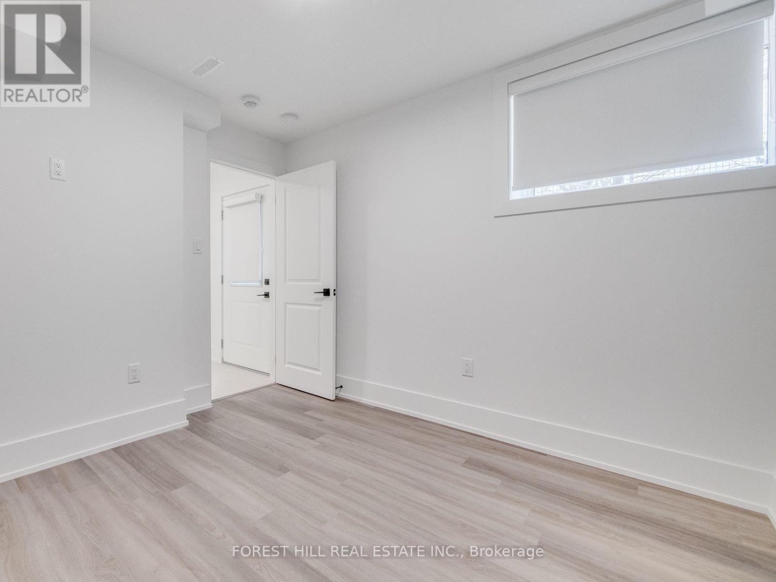 












1077 FOURTH STREET

,
Mississauga (Lakeview),




Ontario
L5E1K4

