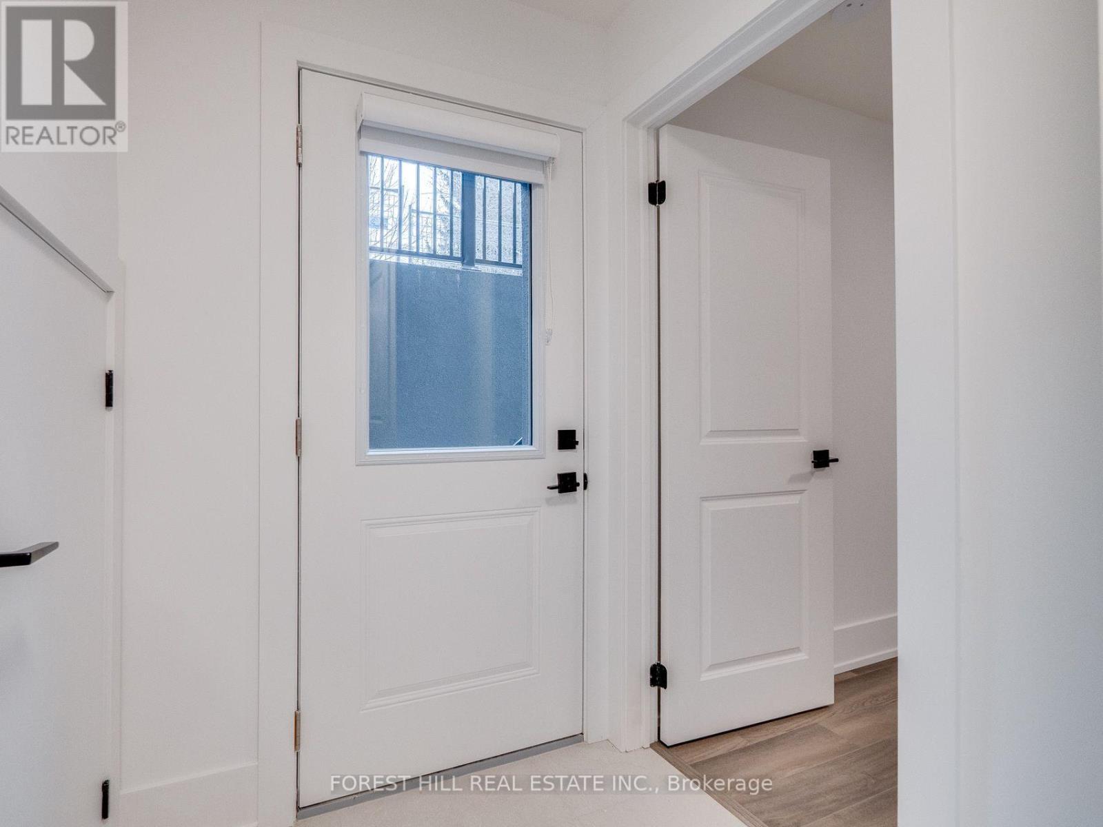 












1077 FOURTH STREET

,
Mississauga (Lakeview),




Ontario
L5E1K4

