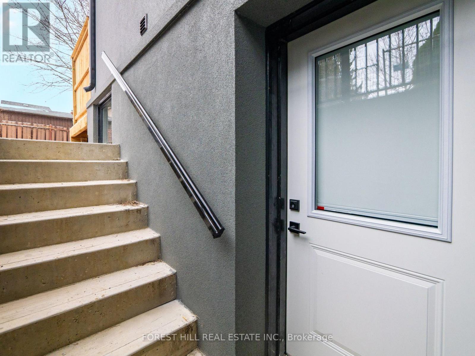 












1077 FOURTH STREET

,
Mississauga (Lakeview),




Ontario
L5E1K4

