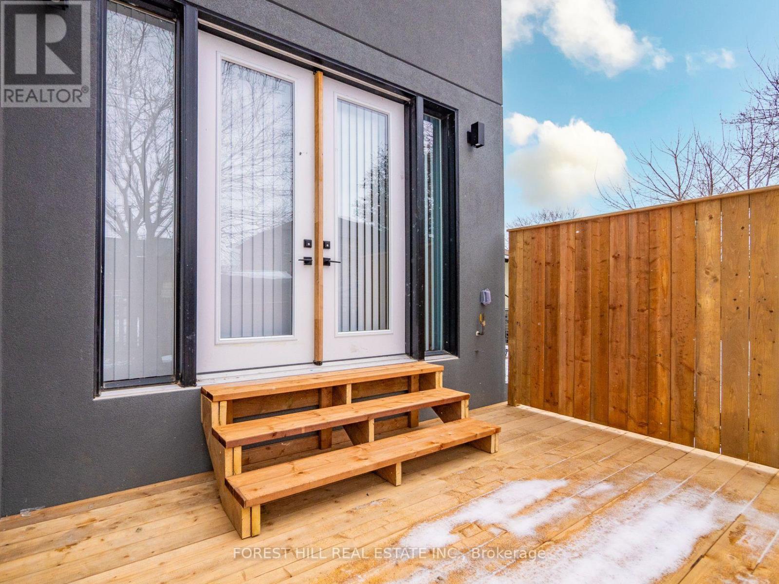 












1077 FOURTH STREET

,
Mississauga (Lakeview),




Ontario
L5E1K4

