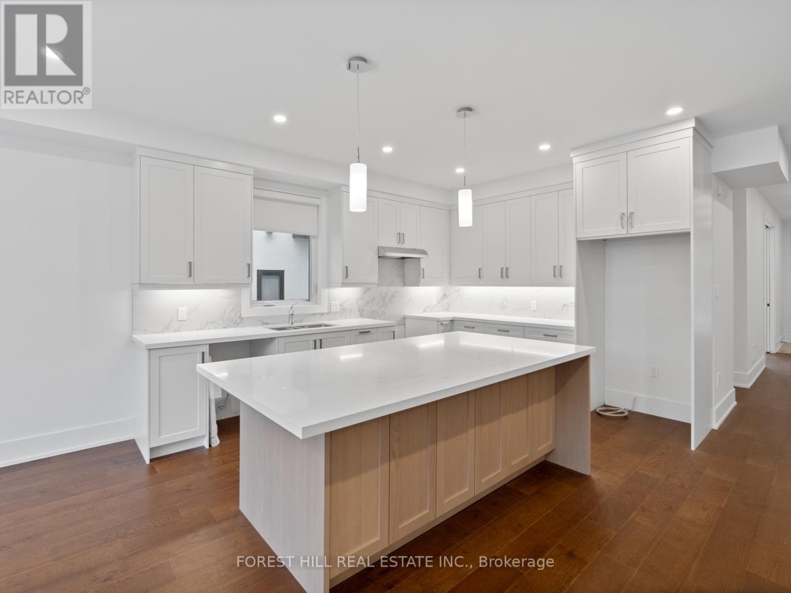












1077 FOURTH STREET

,
Mississauga (Lakeview),




Ontario
L5E1K4


