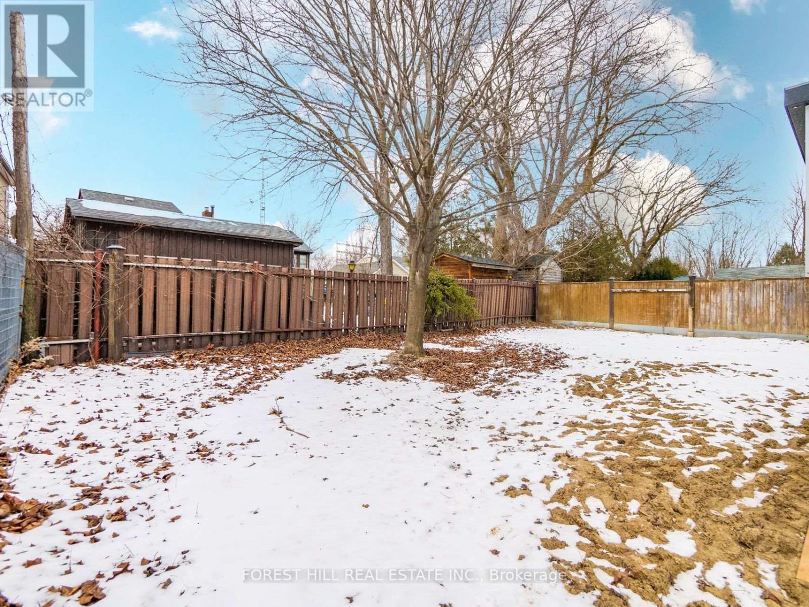 












1077 FOURTH STREET

,
Mississauga (Lakeview),




Ontario
L5E1K4

