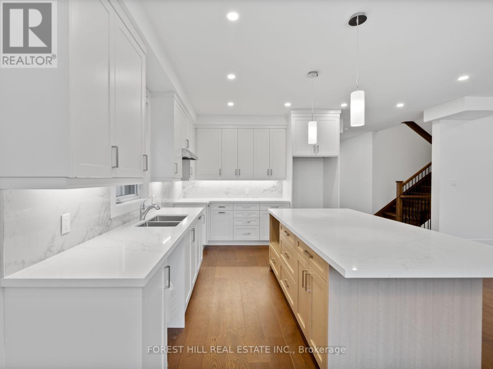












1077 FOURTH STREET

,
Mississauga (Lakeview),




Ontario
L5E1K4

