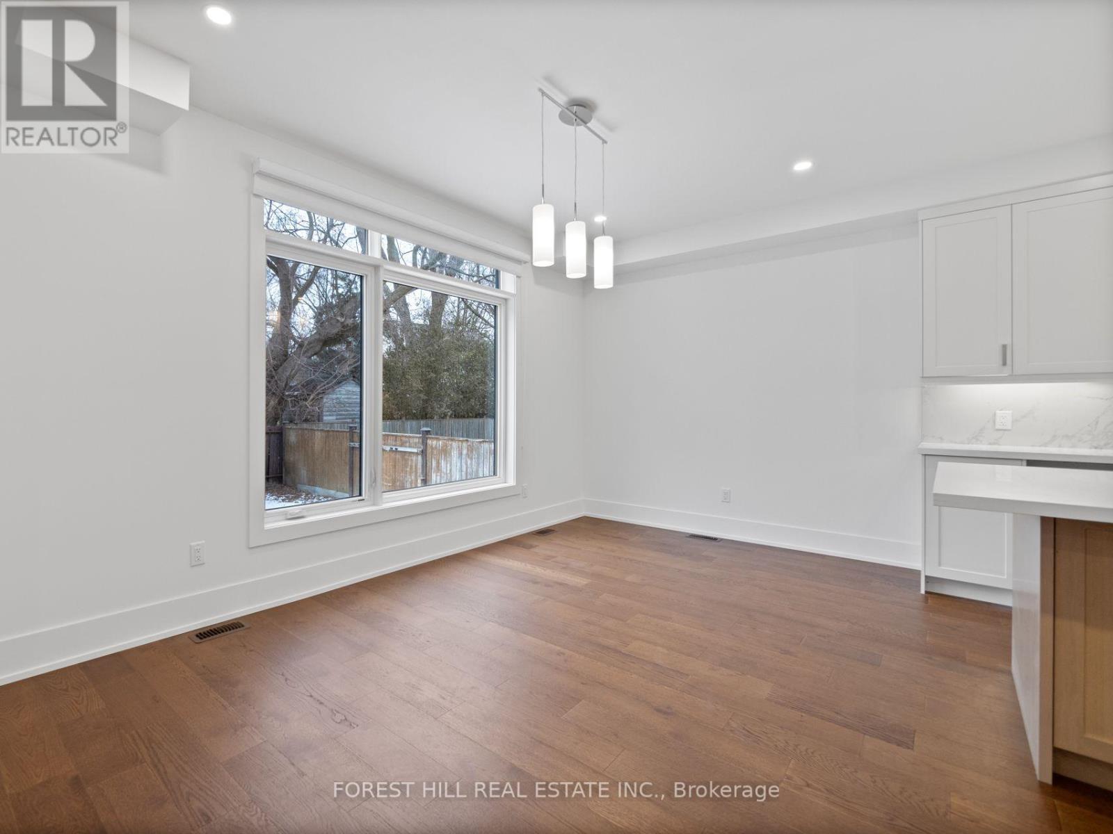 












1077 FOURTH STREET

,
Mississauga (Lakeview),




Ontario
L5E1K4

