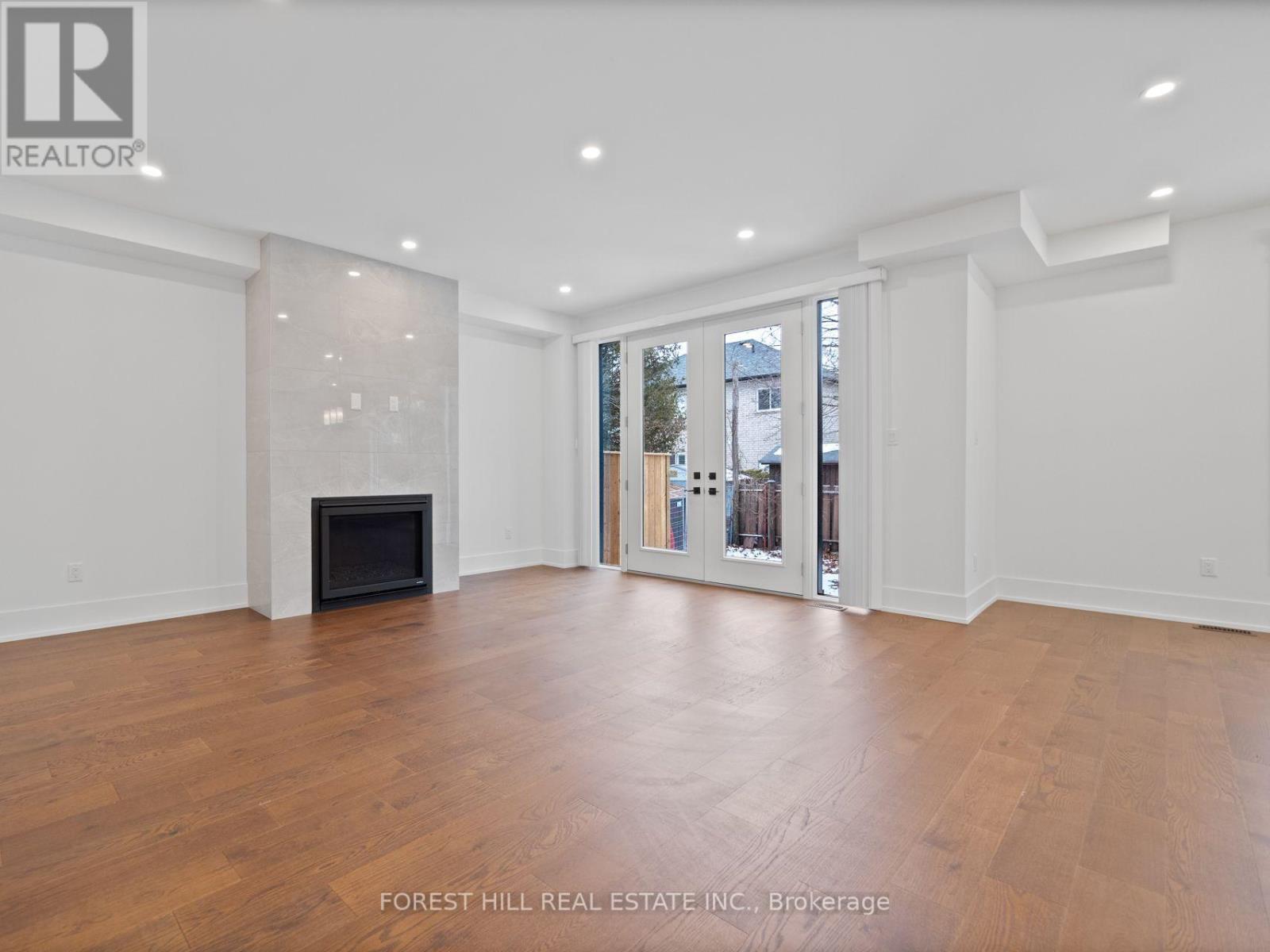 












1077 FOURTH STREET

,
Mississauga (Lakeview),




Ontario
L5E1K4

