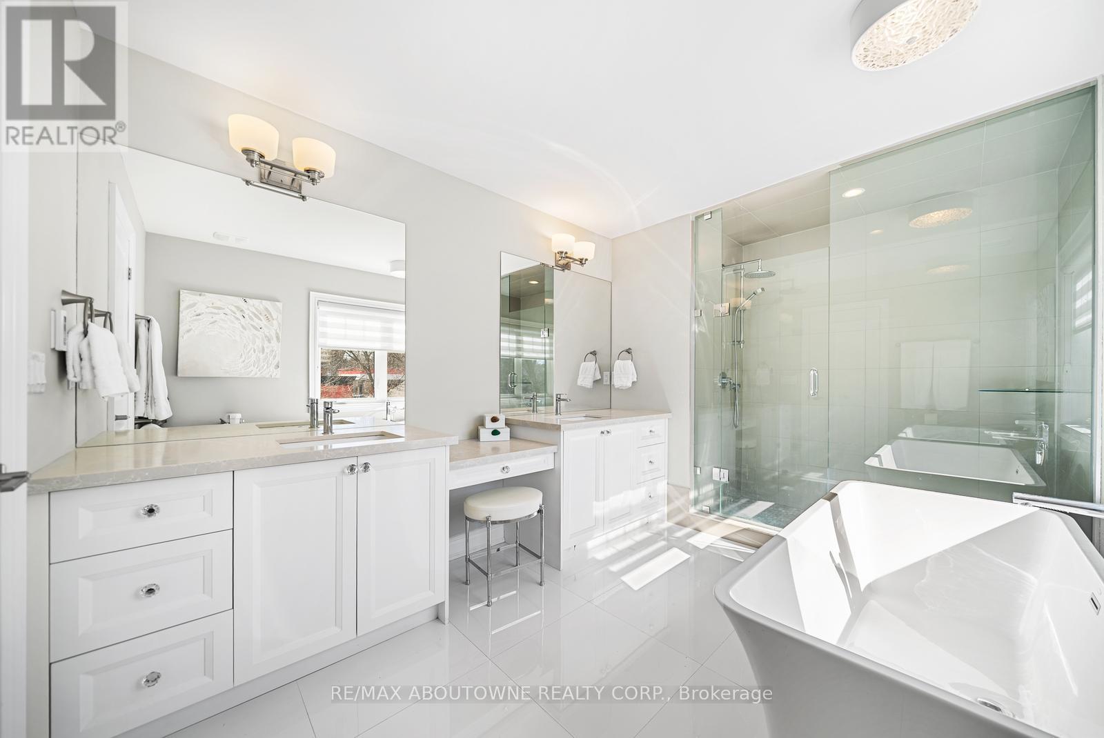












114 WATERVIEW COMMON

,
Oakville (BR Bronte),




Ontario
L6L0E7

