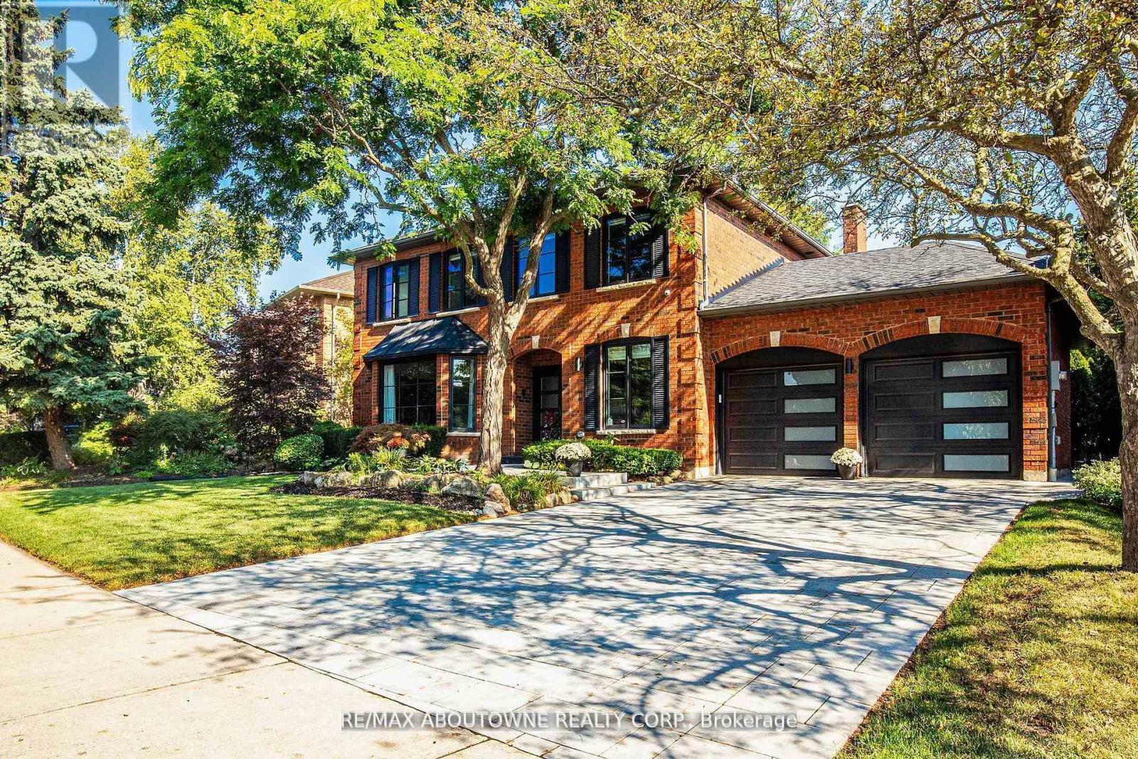 












1319 GREENEAGLE DRIVE

,
Oakville (GA Glen Abbey),




Ontario
L6M2N1

