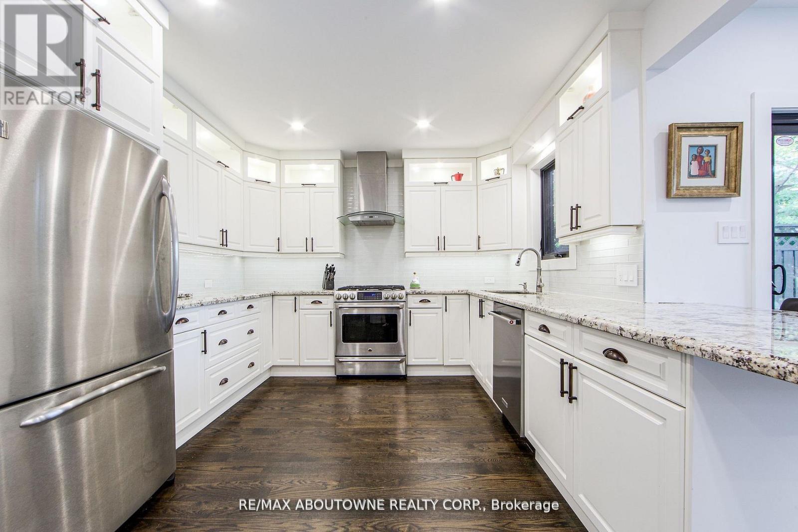 












1319 GREENEAGLE DRIVE

,
Oakville (GA Glen Abbey),




Ontario
L6M2N1

