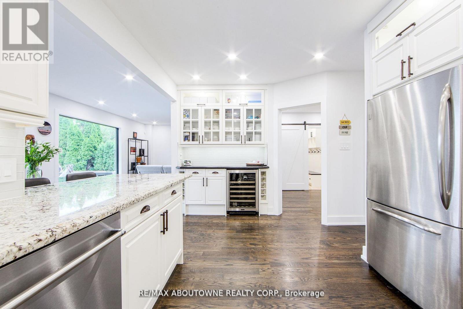 












1319 GREENEAGLE DRIVE

,
Oakville (GA Glen Abbey),




Ontario
L6M2N1

