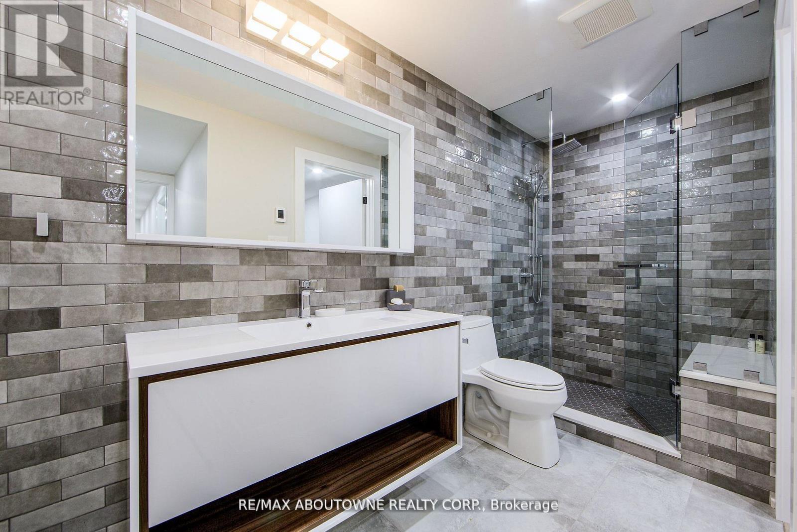 












1319 GREENEAGLE DRIVE

,
Oakville (GA Glen Abbey),




Ontario
L6M2N1

