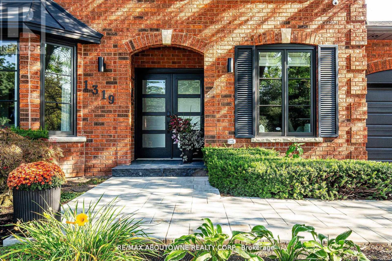












1319 GREENEAGLE DRIVE

,
Oakville (GA Glen Abbey),




Ontario
L6M2N1

