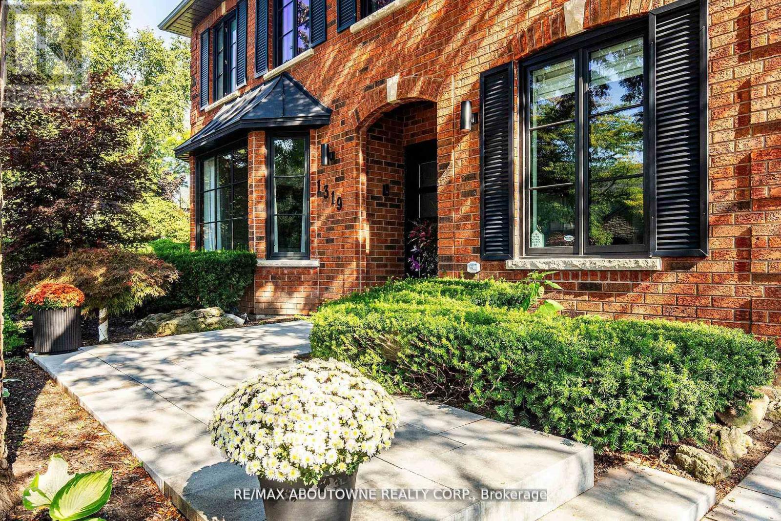 












1319 GREENEAGLE DRIVE

,
Oakville (GA Glen Abbey),




Ontario
L6M2N1


