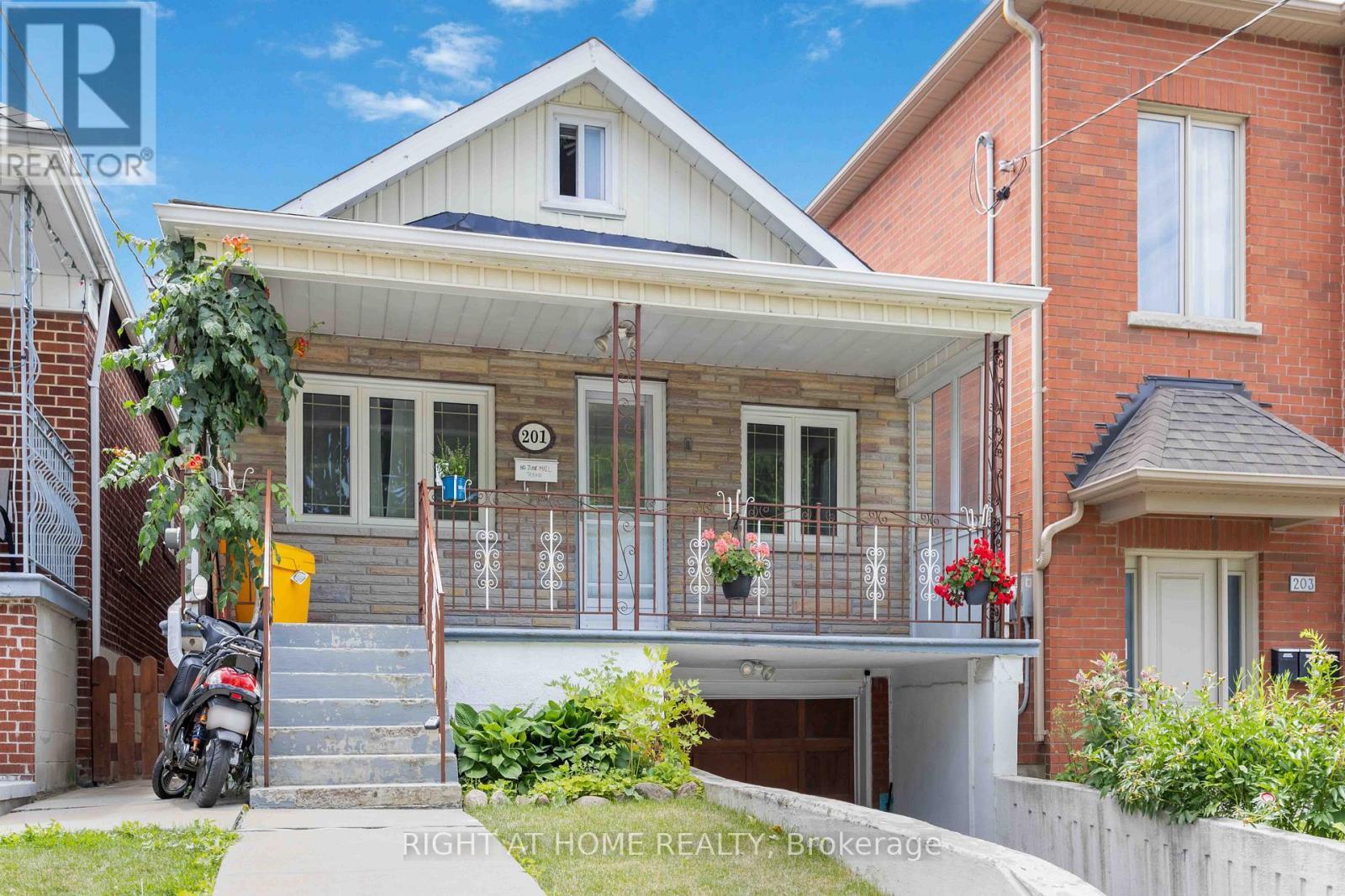 












201 BOWIE AVENUE

,
Toronto (Briar Hill-Belgravia),




Ontario
M6E2R6

