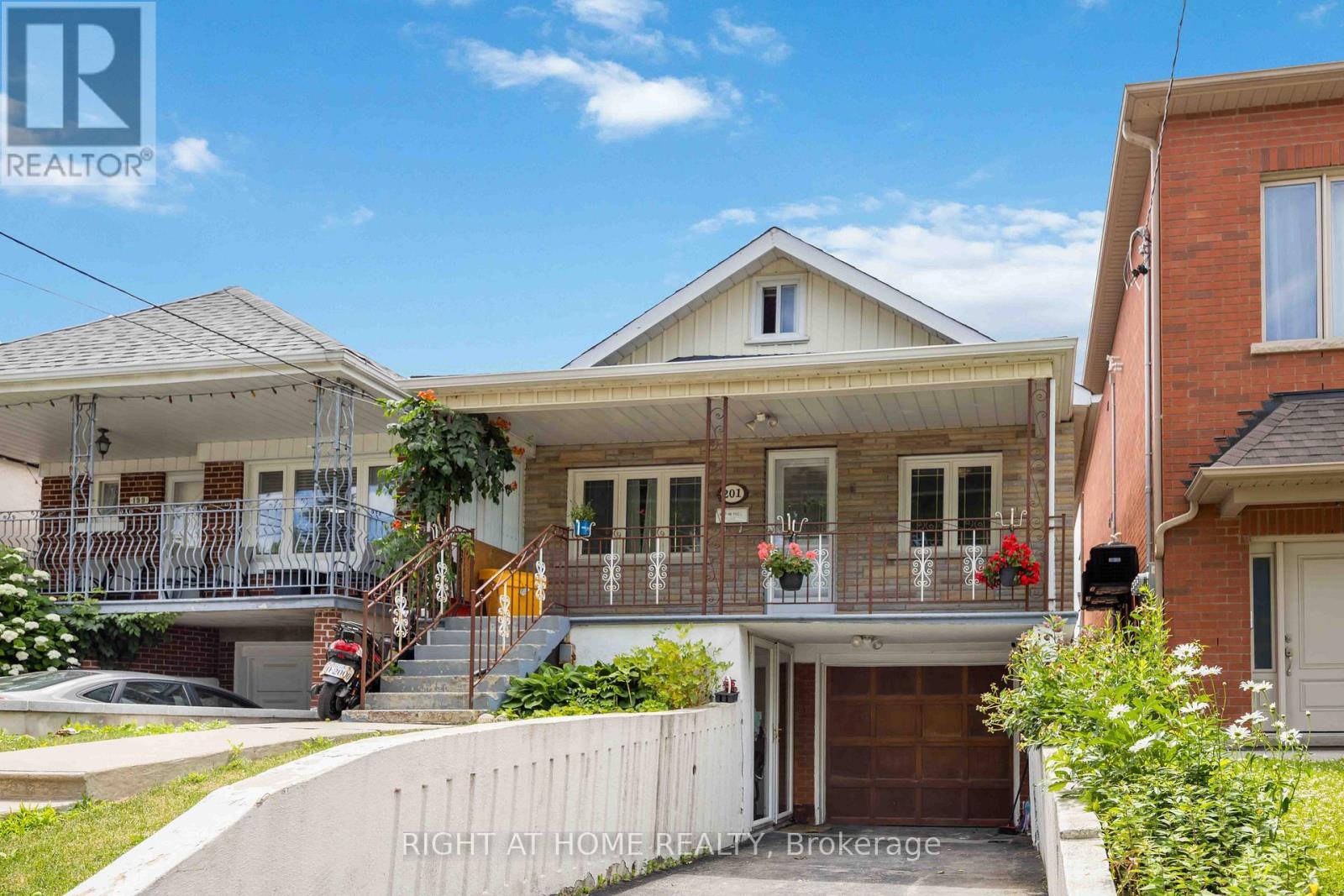 












201 BOWIE AVENUE

,
Toronto (Briar Hill-Belgravia),




Ontario
M6E2R6

