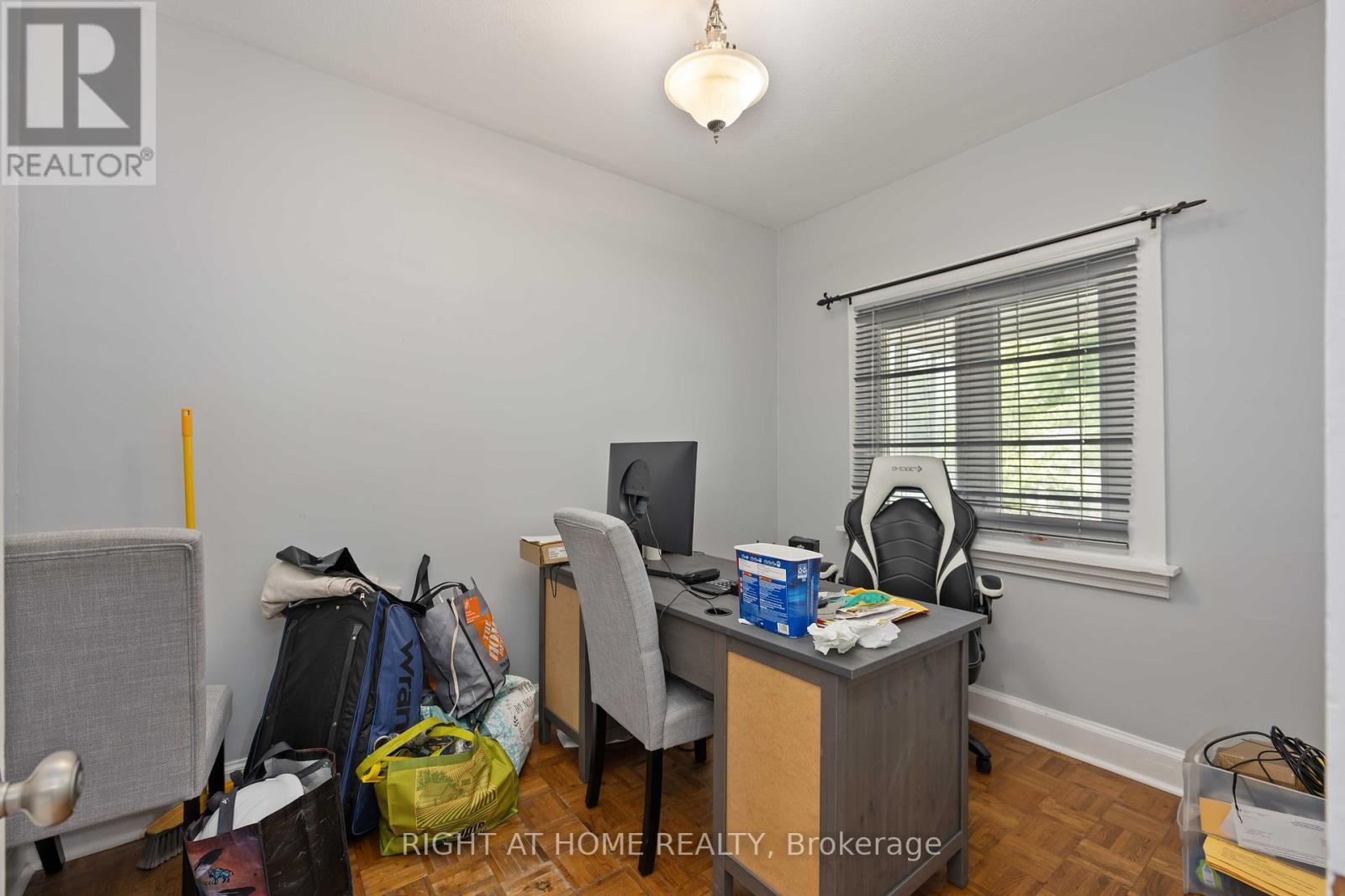 












201 BOWIE AVENUE

,
Toronto (Briar Hill-Belgravia),




Ontario
M6E2R6

