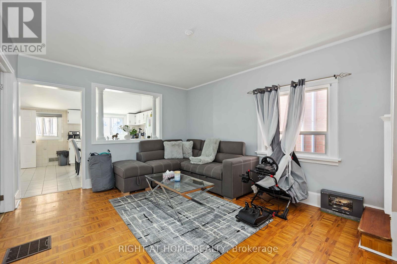 












201 BOWIE AVENUE

,
Toronto (Briar Hill-Belgravia),




Ontario
M6E2R6

