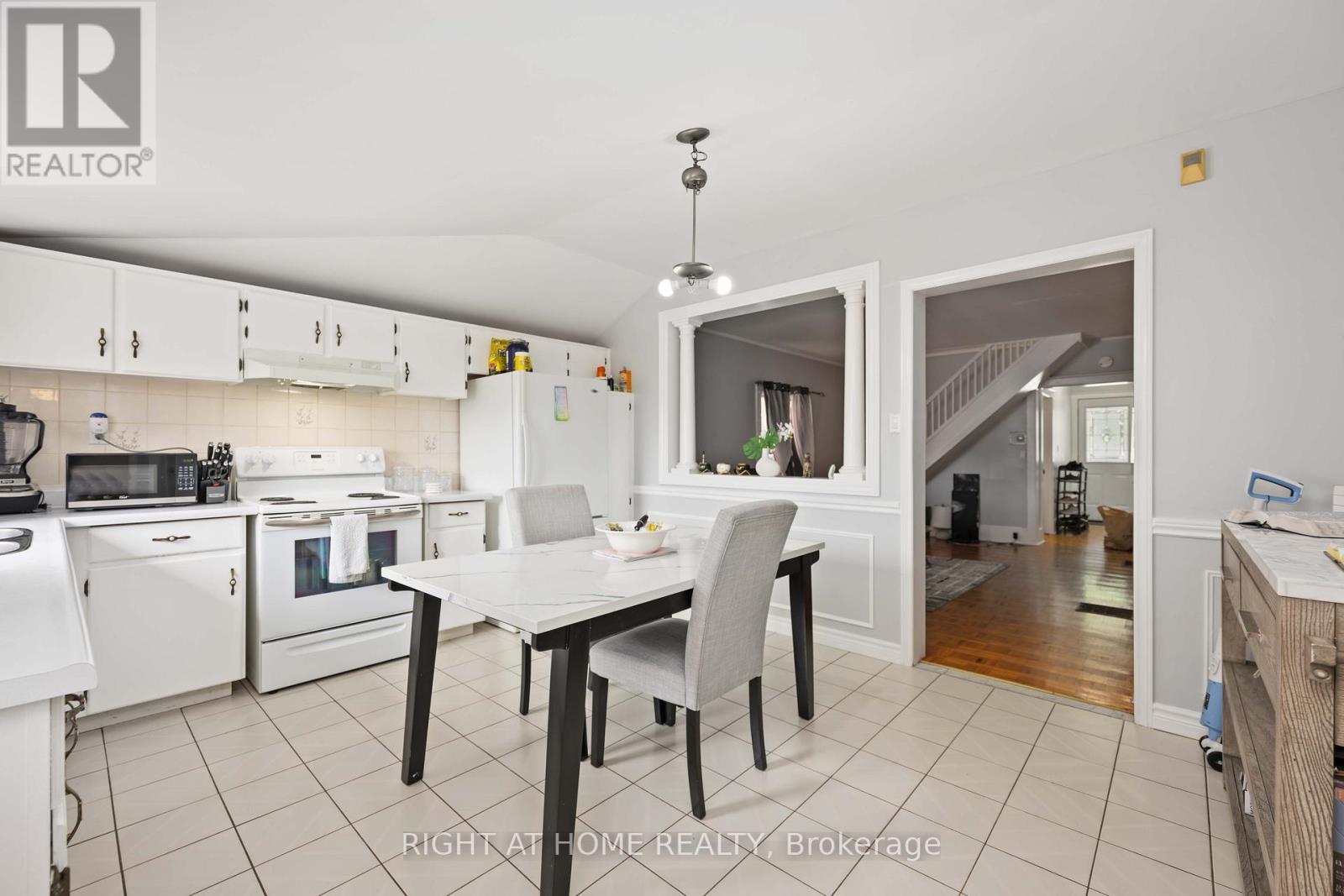 












201 BOWIE AVENUE

,
Toronto (Briar Hill-Belgravia),




Ontario
M6E2R6


