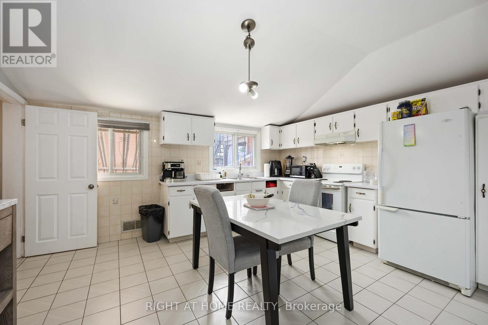 












201 BOWIE AVENUE

,
Toronto (Briar Hill-Belgravia),




Ontario
M6E2R6

