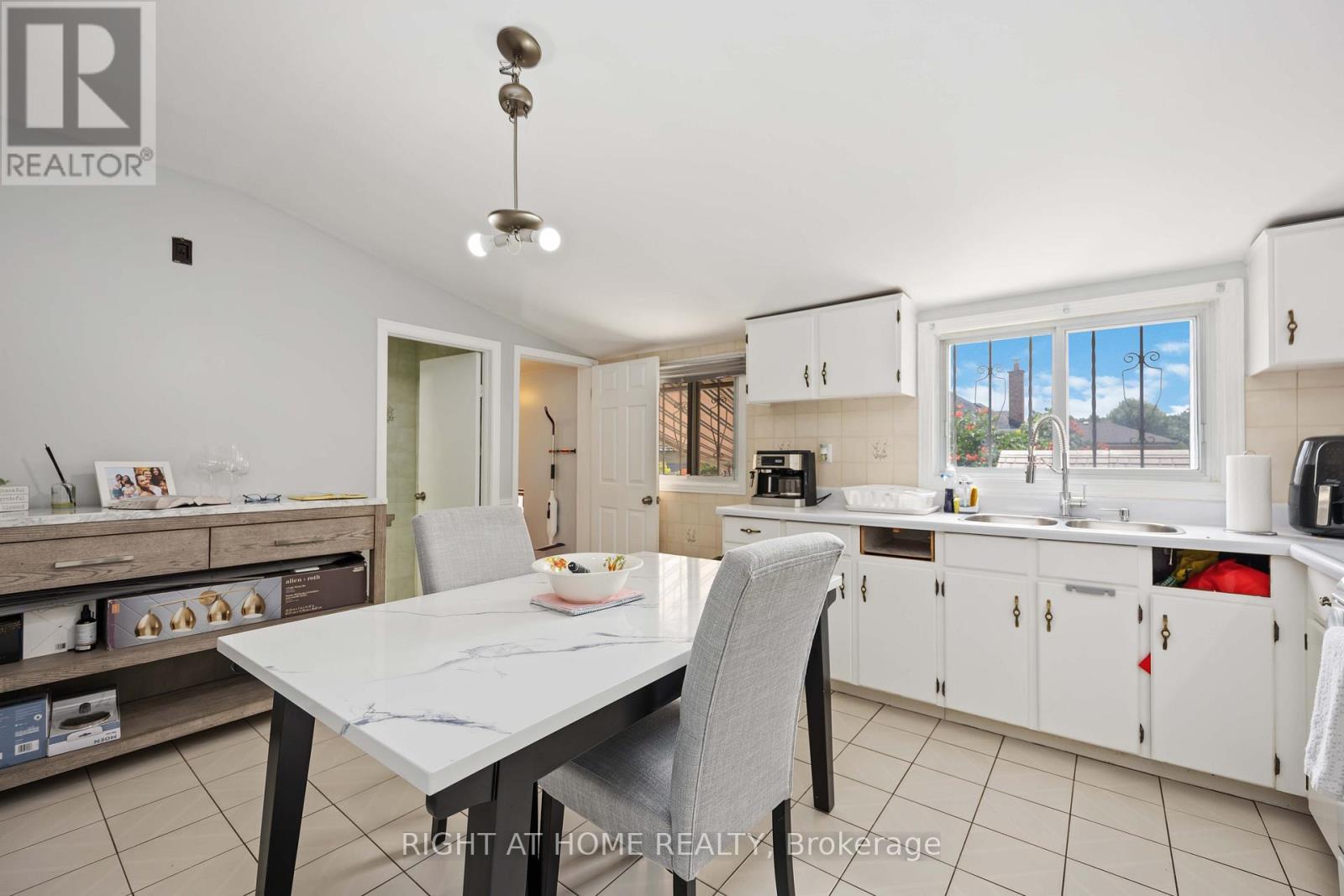 












201 BOWIE AVENUE

,
Toronto (Briar Hill-Belgravia),




Ontario
M6E2R6

