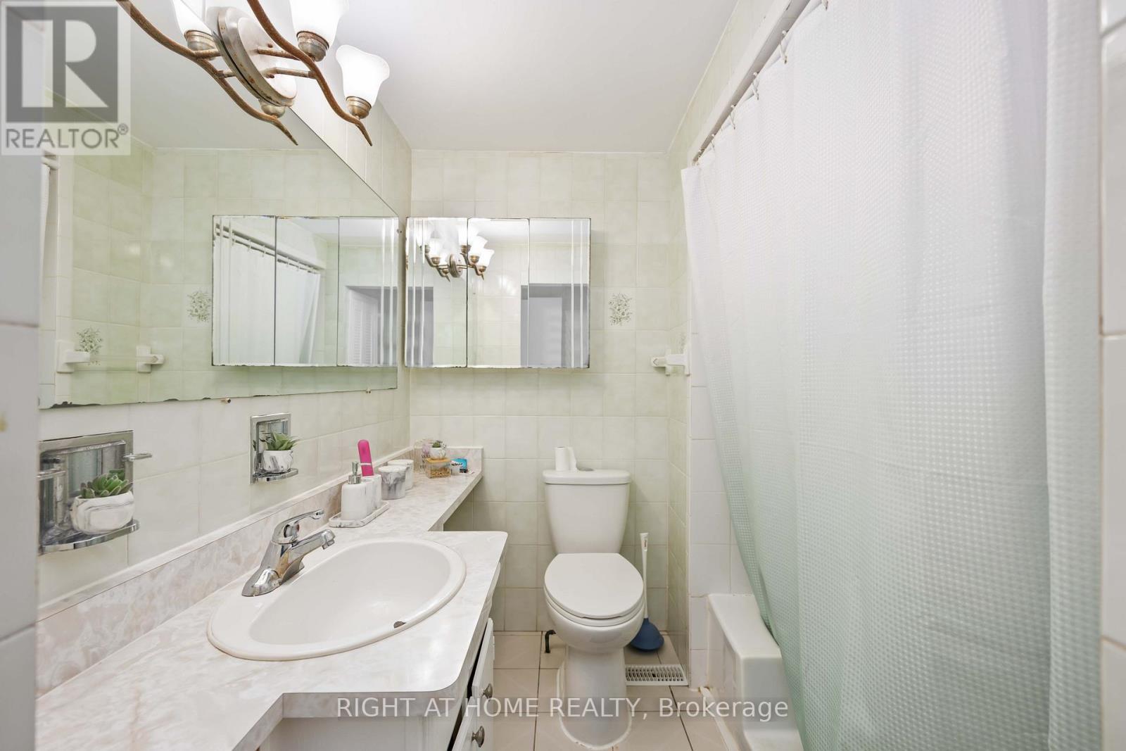 












201 BOWIE AVENUE

,
Toronto (Briar Hill-Belgravia),




Ontario
M6E2R6

