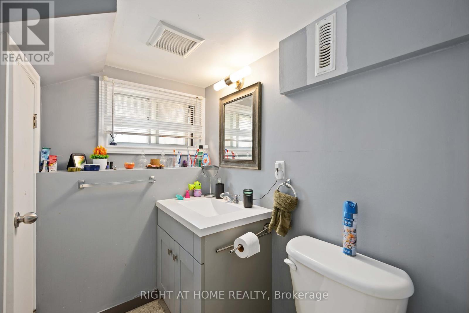 












201 BOWIE AVENUE

,
Toronto (Briar Hill-Belgravia),




Ontario
M6E2R6

