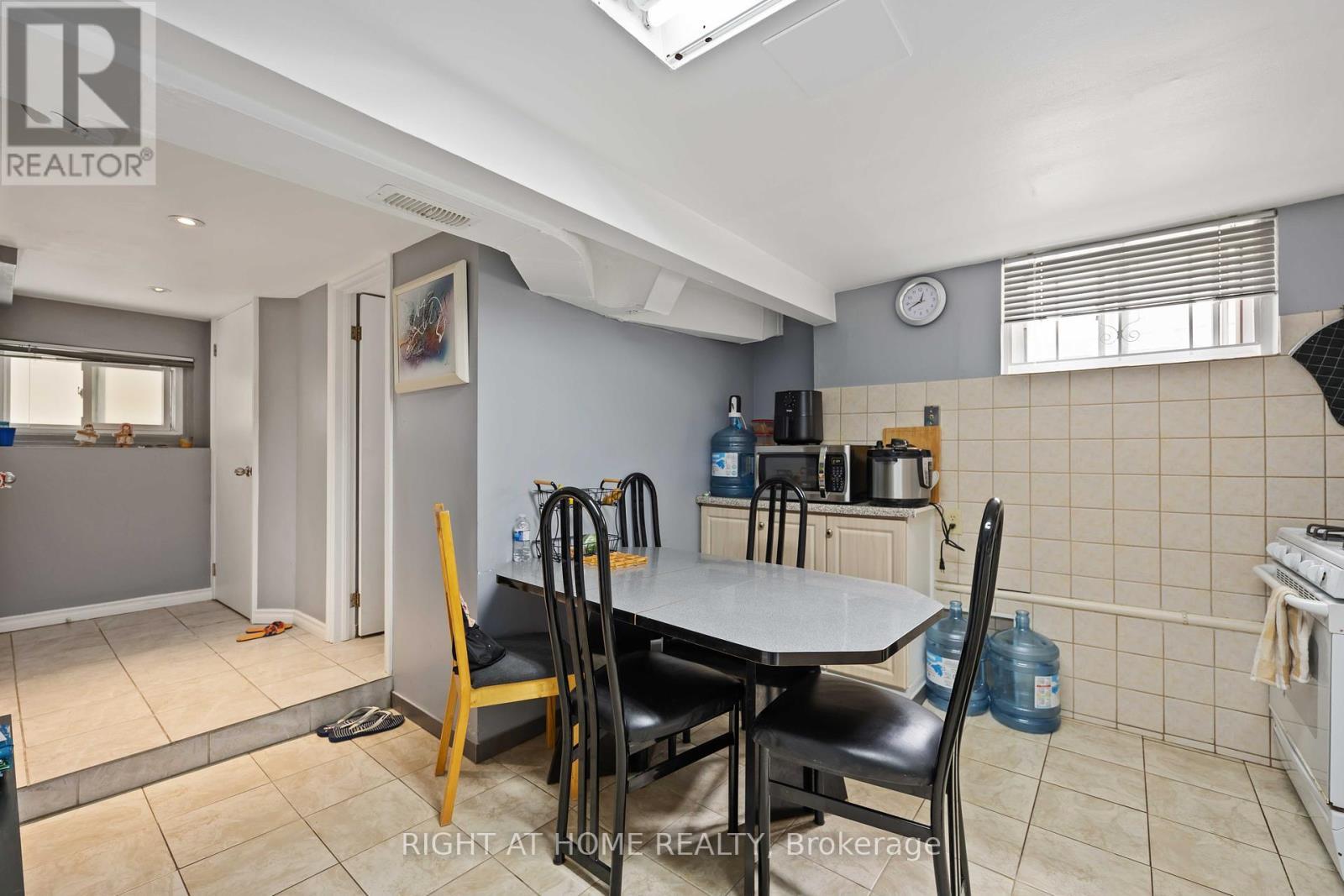 












201 BOWIE AVENUE

,
Toronto (Briar Hill-Belgravia),




Ontario
M6E2R6

