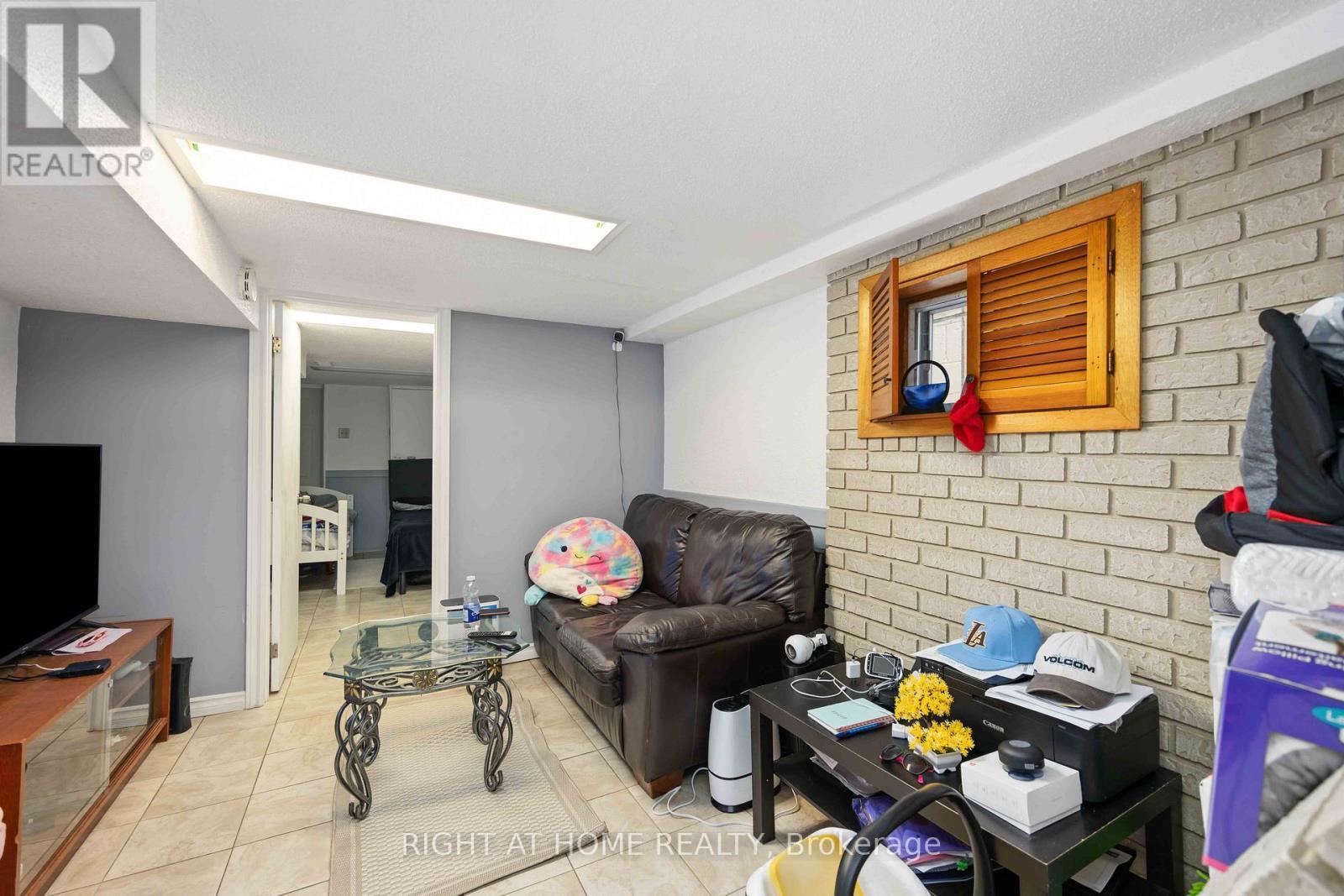 












201 BOWIE AVENUE

,
Toronto (Briar Hill-Belgravia),




Ontario
M6E2R6

