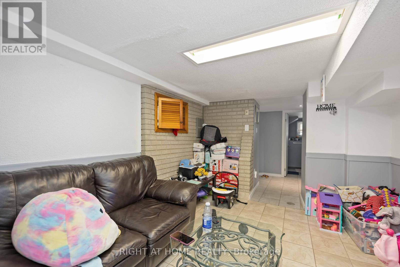 












201 BOWIE AVENUE

,
Toronto (Briar Hill-Belgravia),




Ontario
M6E2R6

