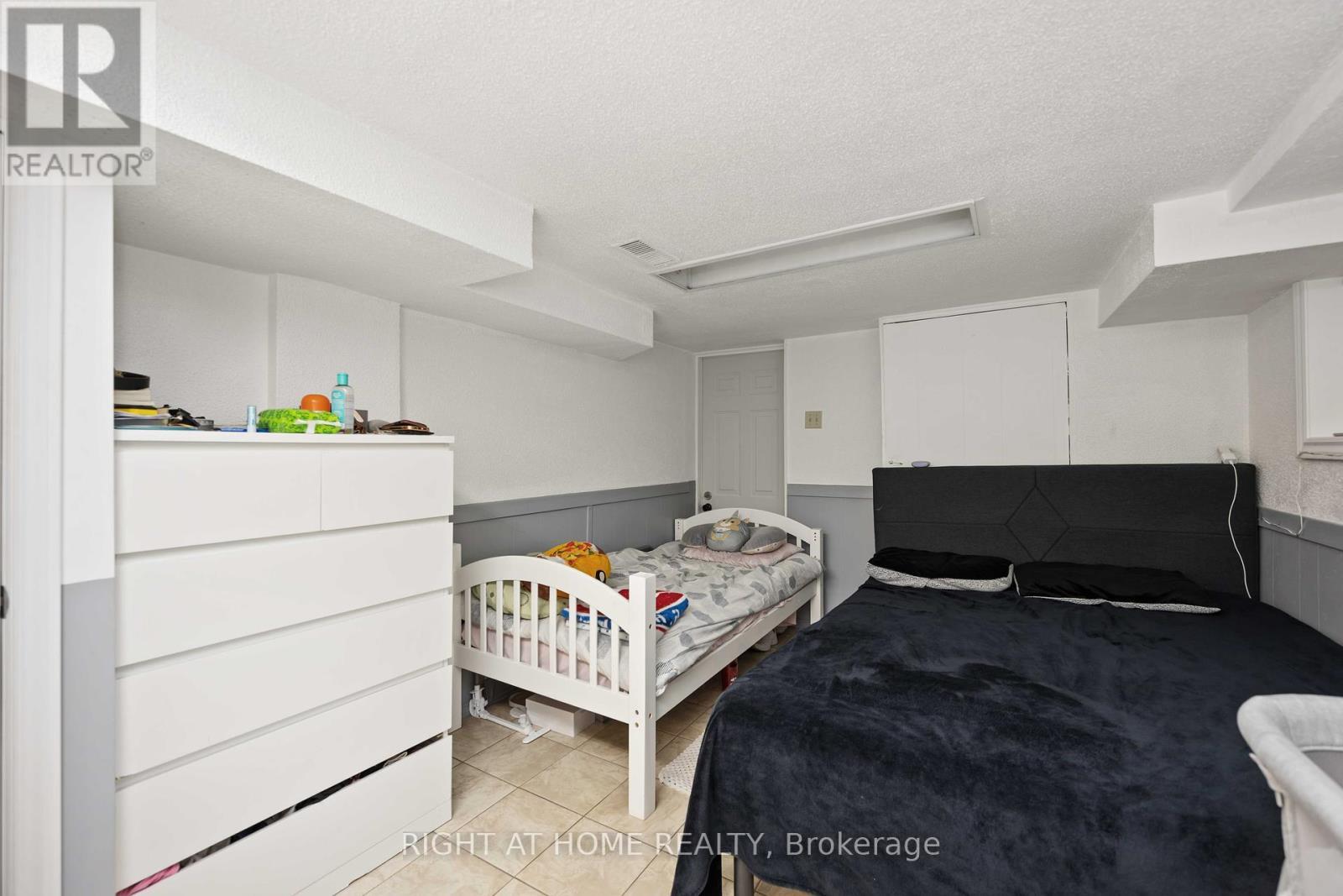 












201 BOWIE AVENUE

,
Toronto (Briar Hill-Belgravia),




Ontario
M6E2R6

